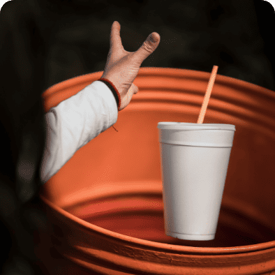 Gobelet à la poubelle